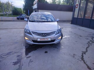 2014 Hyundai Solaris I Рестайлинг, серебристый, 850000 рублей, вид 2