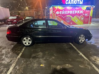 2003 Mercedes-Benz E-Класс 220 III (W211, S211), чёрный, 700000 рублей, вид 2