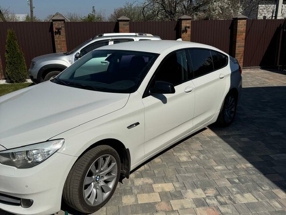 2012 BMW 5 серии Gran Turismo 530d xDrive VI (F10/F11/F07), белый, 1900000 рублей - вид 3