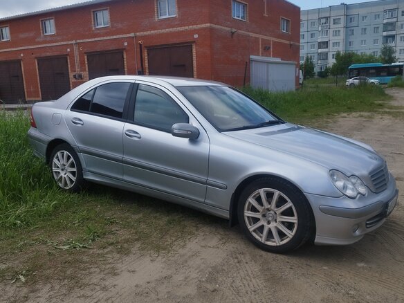 2004 Mercedes-Benz C-Класс 180 II (W203) Рестайлинг, серебристый, 650000 рублей - вид 3