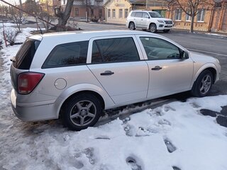 2011 Opel Astra H Рестайлинг, серебристый, 680000 рублей, вид 1