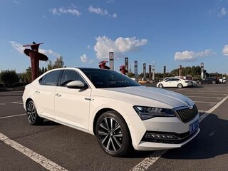 2023 Skoda Superb III Рестайлинг, белый, 2712000 рублей, вид 1