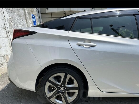 2020 Toyota Prius IV Рестайлинг (XW50), серый, 2200000 рублей - вид 2