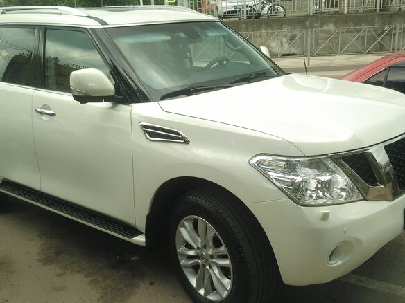 2011 Nissan Patrol VI (Y62), белый - вид 3