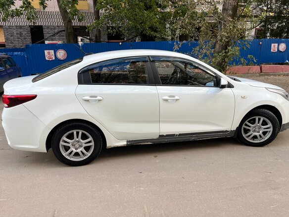 2020 Kia Rio IV, белый, 1000000 рублей - вид 4