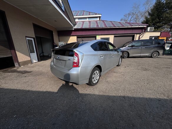 2011 Toyota Prius III Рестайлинг (XW30), серебристый, 1370000 рублей - вид 6