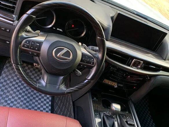 2018 Lexus LX 570 III Рестайлинг 2, белый, 9500000 рублей - вид 4