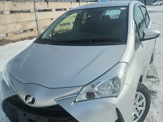 2018 Toyota Vitz III (XP130) Рестайлинг, серебристый, 950000 рублей, вид 1