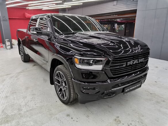 2019 Ram 1500 Crew Cab V, чёрный - вид 2