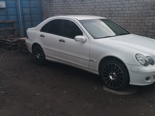 2004 Mercedes-Benz C-Класс 240 II (W203), белый, 1050000 рублей, вид 1