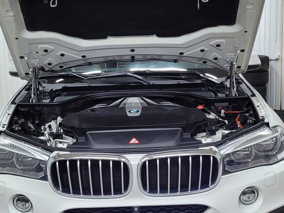 2015 BMW X6 50i II (F16), белый, 3500000 рублей - вид 2