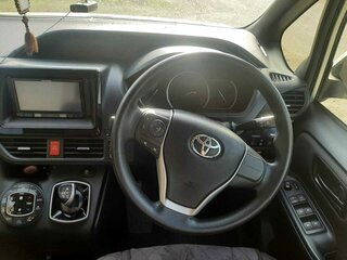 2015 Toyota Noah III (R80), серебристый, 2100000 рублей, вид 4