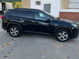 2020 Toyota RAV4 V (XA50), чёрный, 2990000 рублей, вид 3