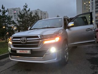 2012 Toyota Land Cruiser 200 Series Рестайлинг 1, серебристый, 3500000 рублей, вид 3