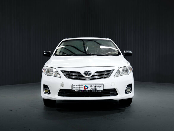 2013 Toyota Corolla X (E140, E150) Рестайлинг, белый - вид 1