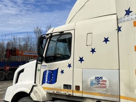 2003 Volvo VNL, белый, 2500000 рублей, вид 3