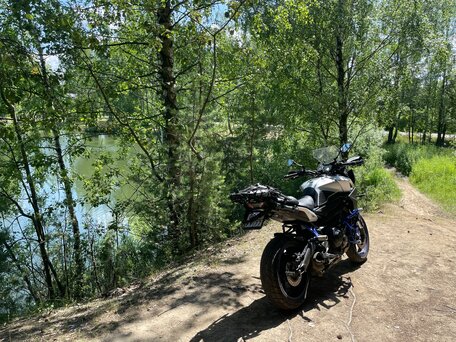2017 Yamaha MT-09 Tracer (FJ-09), серебристый, 899000 рублей, вид 3
