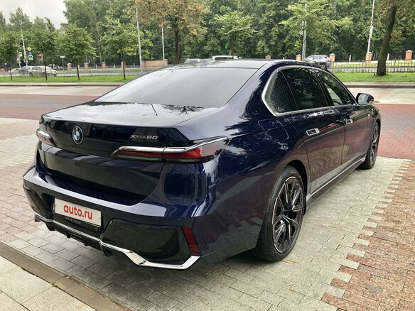 2022 BMW i7 xDrive60 I (G70), синий, 14900000 рублей - вид 4