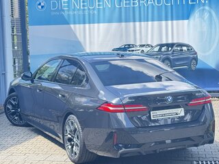 2025 BMW 5 серии 520d xDrive VIII (G60/G61/G68), голубой, 7452783 рублей, вид 4