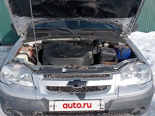2011 Chevrolet Niva I Рестайлинг, серебристый, 370000 рублей, вид 3