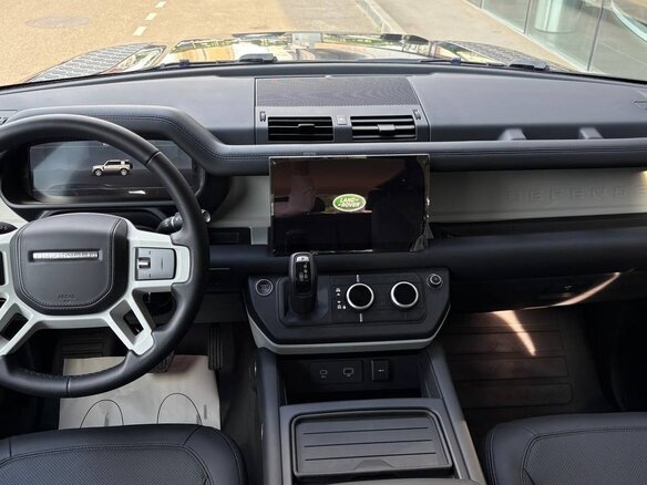 2023 Land Rover Defender 110 II, серый, 12500000 рублей - вид 16