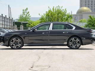 2025 BMW 7 серии 740i xDrive VII (G70), чёрный, 16760000 рублей, вид 5