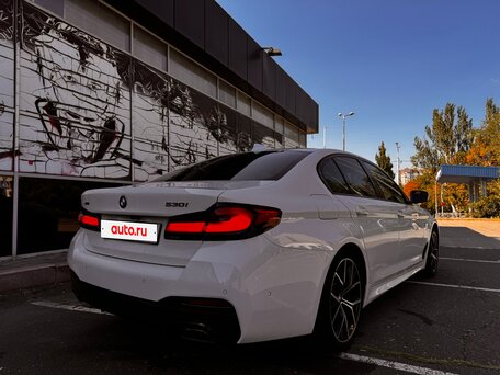2021 BMW 5 серии 530i xDrive VII (G30/G31/G38) Рестайлинг, белый, 5470000 рублей, вид 4