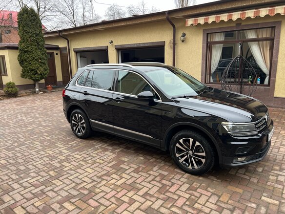 2019 Volkswagen Tiguan II, чёрный, 2490000 рублей - вид 1