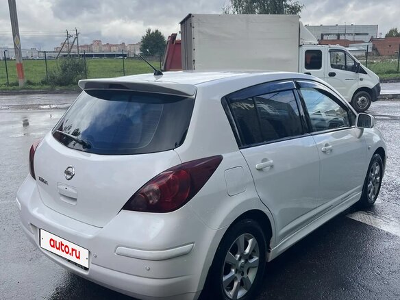 2010 Nissan Tiida I, белый - вид 3