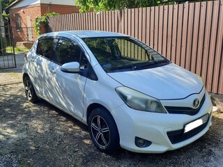 2012 Toyota Vitz III (XP130), белый, 650000 рублей, вид 4