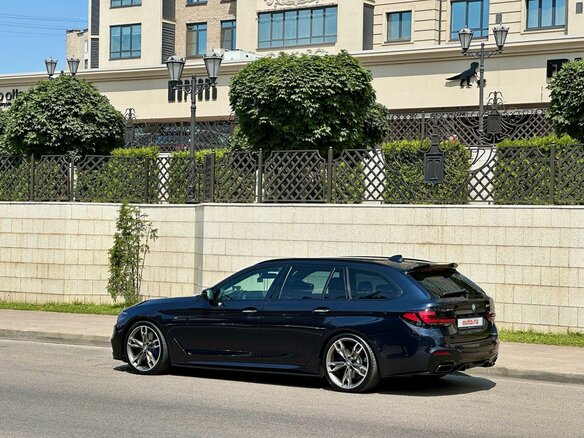 2018 BMW 5 серии M550d xDrive VII (G30/G31/G38), синий, 4880000 рублей - вид 2