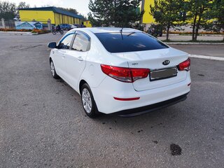 2016 Kia Rio III Рестайлинг, белый, 1100000 рублей, вид 5