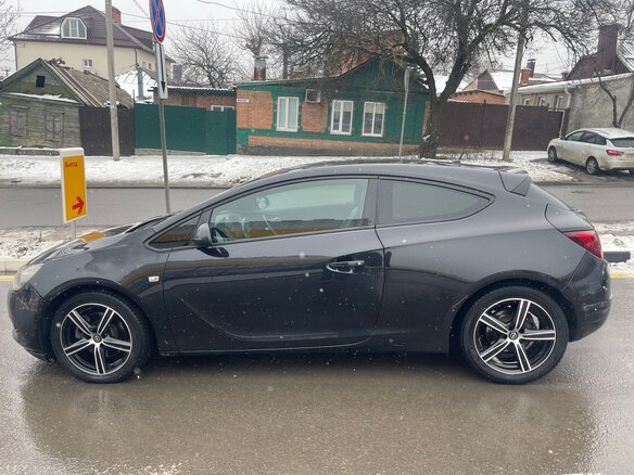 2013 Opel Astra GTC J Рестайлинг, чёрный, 899900 рублей - вид 1