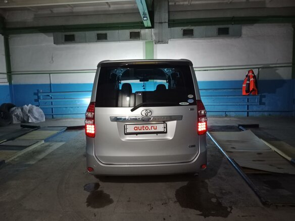 2010 Toyota Noah II (R70), серый, 1750000 рублей - вид 8