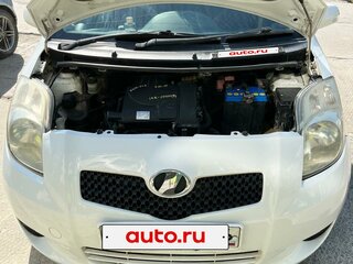 2005 Toyota Vitz II (XP90), белый, 592000 рублей, вид 2