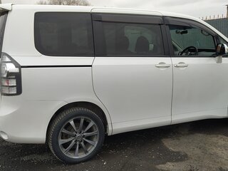 2010 Toyota Voxy II (R70) Рестайлинг, белый, 1568000 рублей, вид 3