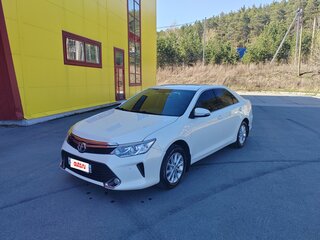 2015 Toyota Camry VII (XV50) Рестайлинг, белый, 2100000 рублей, вид 1