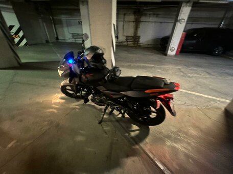2021 Bajaj Pulsar 180, чёрный, 175000 рублей, вид 2