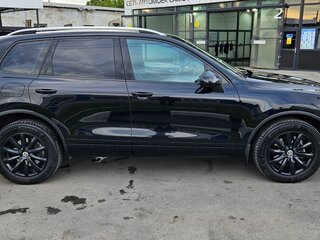 2010 Volkswagen Touareg II, чёрный, 2100000 рублей, вид 2