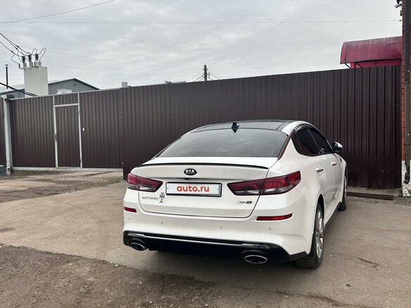 2019 Kia Optima IV Рестайлинг, белый, 2100000 рублей - вид 4