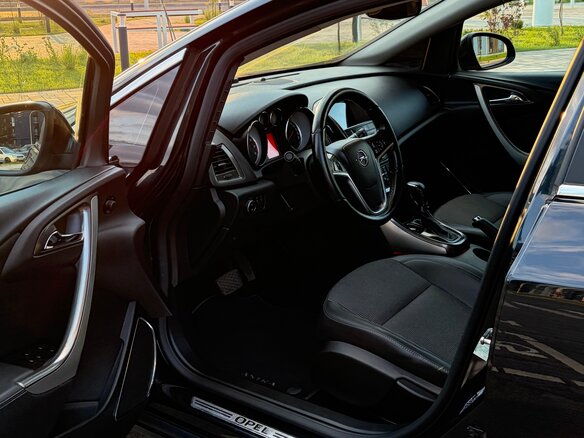 2011 Opel Astra J, чёрный - вид 17
