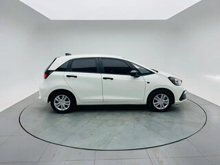 2022 Honda Fit IV Рестайлинг, белый, 841007 рублей, вид 4