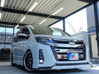 2017 Toyota Noah III (R80) Рестайлинг, белый, 1381008 рублей, вид 3