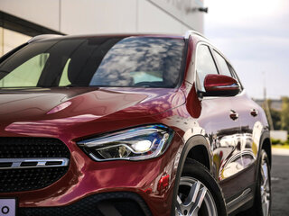 2021 Mercedes-Benz GLA 250 II (H247), красный, 3469000 рублей, вид 2