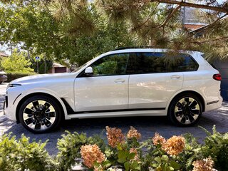 2022 BMW X7 40i I (G07) Рестайлинг, белый, 9800000 рублей, вид 4