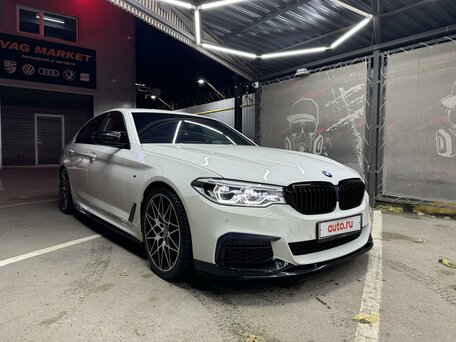 2019 BMW 5 серии 540i xDrive VII (G30/G31/G38), белый, 5300000 рублей, вид 5