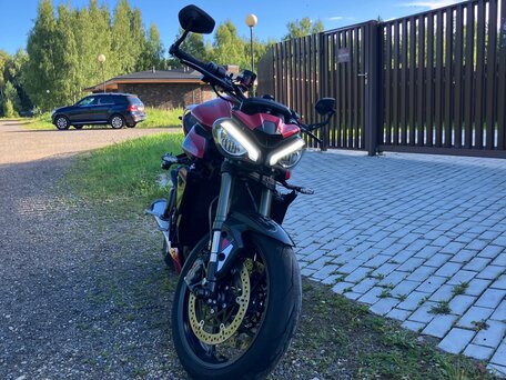 2024 Triumph Street Triple, красный, 1500000 рублей, вид 2