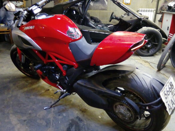 2011 Ducati Diavel, красный - вид 3