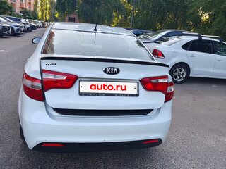 2013 Kia Rio 5-speed III, белый, 490000 рублей, вид 3