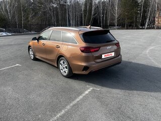 2022 Kia Ceed III Рестайлинг, коричневый, 2000000 рублей, вид 3